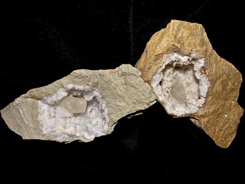 Calcite on Quartz<br />Zona Harrodsburg, Clear Creek, Condado Monroe, Indiana, USA<br />geodes 6.0 cm,  rhombohedral crystal 3.0 cm,  scalenohedral crystal 3.5 cm<br /> (Author: Bob Harman)