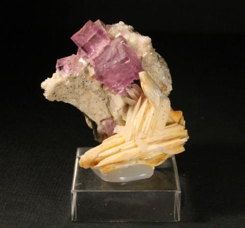 Fluorita y Barita<br />La Cabaña, Valdelmar, zona minera de Berbes, Berbes, Ribadesella, Comarca Oriente, Principado de Asturias (Asturias), España<br />4,5 x 3,4 cm. (Cristal mayor: 1.1 cm).<br /> (Autor: Darío Menéndez)