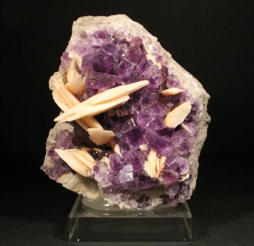 Fluorita y Barita<br />La Cabaña, Valdelmar, zona minera de Berbes, Berbes, Ribadesella, Comarca Oriente, Principado de Asturias (Asturias), España<br />8 x 8 cm. (Cristal mayor: 1 cm).<br /> (Autor: Darío Menéndez)