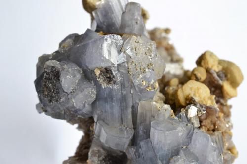 Fluorapatito (grupo Apatito), Siderita<br />Minas da Panasqueira, Aldeia de São Francisco de Assis, Covilhã, Castelo Branco, Cova da Beira, Centro, Portugal<br />5,5 x 3,5 x 3 cm.<br /> (Autor: Raúl S. Llorente)