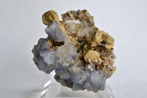 Fluorapatito (grupo Apatito), Siderita<br />Minas da Panasqueira, Aldeia de São Francisco de Assis, Covilhã, Castelo Branco, Cova da Beira, Centro, Portugal<br />5,5 x 3,5 x 3cm<br /> (Autor: Raúl S. Llorente)
