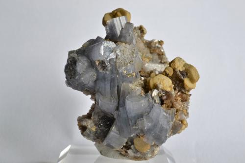 Fluorapatito (grupo Apatito), Siderita<br />Minas da Panasqueira, Aldeia de São Francisco de Assis, Covilhã, Castelo Branco, Cova da Beira, Centro, Portugal<br />5,5 x 3,5 x 3 cm.<br /> (Autor: Raúl S. Llorente)