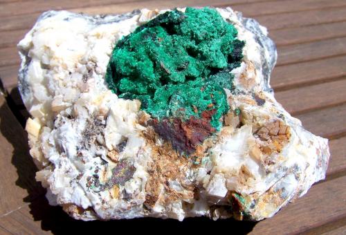 Malaquita<br />Azcárate Quarry, Eugui, Esteríbar, Comarca Auñamendi, Chartered Community of Navarre (Navarre), Spain<br />14 cm por 15cm<br /> (Autor: canada)