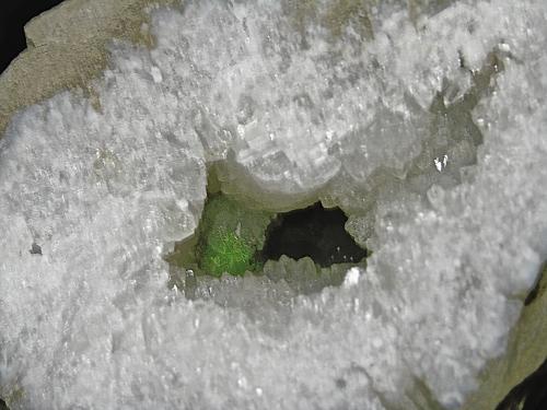 Honnessite?<br />Zona Harrodsburg, Clear Creek, Condado Monroe, Indiana, USA<br />geode is 10 cm honnessite spray is 1.8 cm<br /> (Author: Bob Harman)