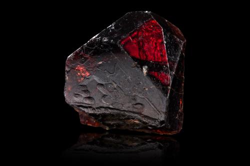 Zircon<br />Mavumbi, Distrito Tanga, Tanzania<br />3,0	x	1,0	x	4,5	cm<br /> (Author: MIM Museum)