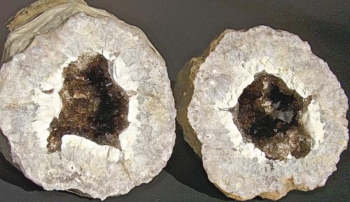 Quartz (variety smoky quartz) on Quartz (variety chalcedony)<br />Condado Monroe, Indiana, USA<br />Geode is 7 cm<br /> (Author: Bob Harman)