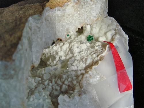 Malachite on Aragonite on Quartz<br />Condado Monroe, Indiana, USA<br />malachite is 2.5 mm<br /> (Author: Bob Harman)