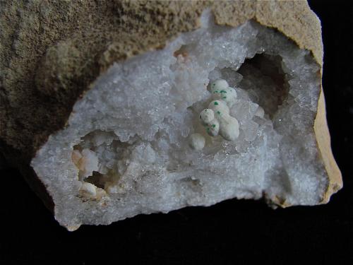 Malachite on Calcite on Quartz<br />Condado Monroe, Indiana, USA<br />calcites are 3 mm,  malachites are 1 mm<br /> (Author: Bob Harman)