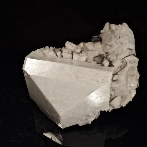 Microclina sobre Albita y Moscovita<br />Shigar Valley, Shigar District, Gilgit-Baltistan (Northern Areas), Pakistan<br />20 x 14 x 7 cm<br /> (Autor: Josele)