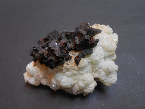 Babingtonita y Prehnita<br />Indicios de Babingtonita, Qiaojia, Prefectura Zhaotong, Provincia Yunnan, China<br />7 x 4 x 4 cm<br /> (Autor: Antonio Alcaide)