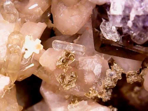 Apatito (Grupo Apatito), Albita (variedad oligoclasa) y Moscovita<br />Vicente Marinho Mine, Mantena, Vale do Rio Doce, Minas Gerais, Brazil<br />Cristal con 4 x 0,8 x 0,8 mm<br /> (Autor: Anisio Claudio)