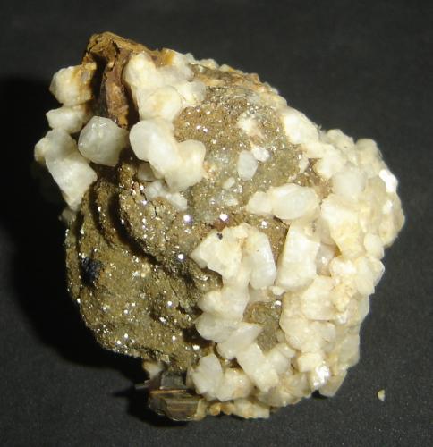 Albita y Pseudoleucita<br />São João do Manteninha, Vale do Rio Doce, Minas Gerais, Brazil<br />3,6 x 3,8 x 3,8 cm<br /> (Autor: Anisio Claudio)