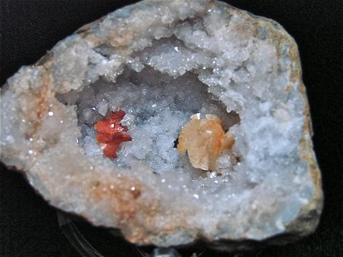 Dolomite on Quartz<br />Zona Harrodsburg, Clear Creek, Condado Monroe, Indiana, USA<br />Geode cavity is 4 cm<br /> (Author: Bob Harman)