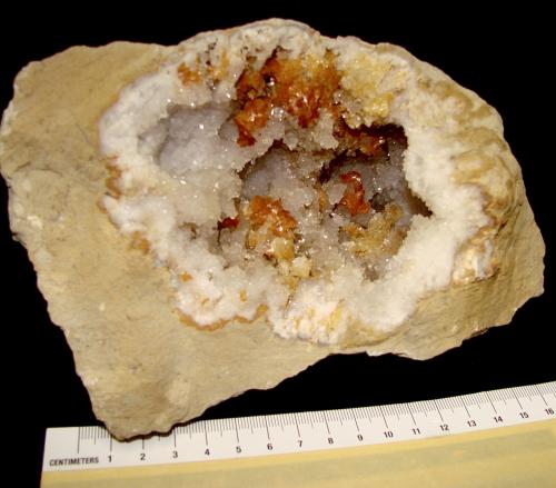 Dolomite on Quartz<br />Afloramientos Carretera Estatal 56, Canton, Condado Washington, Indiana, USA<br />Geode cavity is about 11 cm.<br /> (Author: Bob Harman)