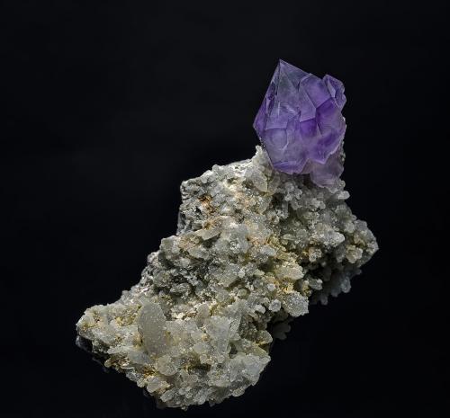 Quartz (variety amethyst), Quartz<br />Reel Mine, Iron Station, Lincoln County, North Carolina, USA<br />8.8 x 5.4 cm<br /> (Author: am mizunaka)