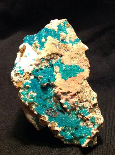 Dioptase<br />Minas Ray, Zona Scott Mountain, Distrito Mineral Creek, Montes Dripping Spring, Condado Pinal, Arizona, USA<br />7.5 x 4 x 2 cm<br /> (Author: JC)
