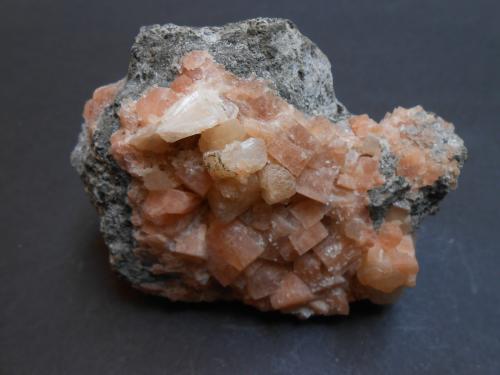 Chabazita-Ca y Estilbita-Ca<br />Imilchil area, Anti-Atlas, Er Rachidia Province, Drâa-Tafilalet Region, Morocco<br />8 x 5 x 3,5 cm<br /> (Autor: Antonio Alcaide)