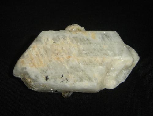 Albita (variedad oligoclasa)<br />Mina Vicente Marinho, Mantena, Vale do Rio Doce, Minas Gerais, Brasil<br />4,4 x 2,5 x 1,9 cm<br /> (Autor: Anisio Claudio)