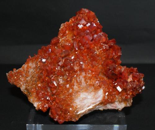 Vanadinite<br />Mibladen (distrito minero Mibladen), Midelt, Provincia Midelt, Región Drâa-Tafilalet, Marruecos<br />105mm x 65mm x 55mm<br /> (Author: Philippe Durand)