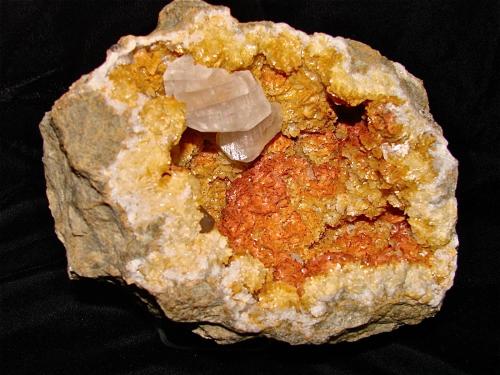 Calcites on Dolomite<br />Afloramientos Carretera Estatal 56, Canton, Condado Washington, Indiana, USA<br />Geode cavity is about 17 cm, Largest calcite is 3.7 cm<br /> (Author: Bob Harman)