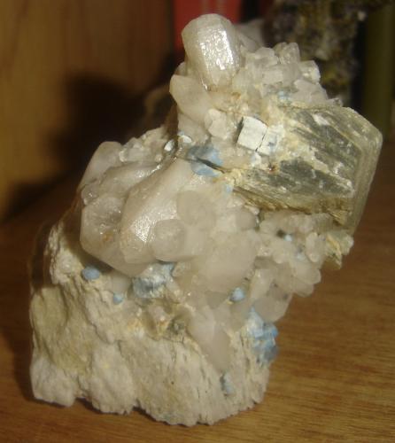 Apatito (Grupo), Albita y Moscovita<br />Parelhas, Caicó, Rio Grande do Norte, Brazil<br />11 x 7 x 6,5 cm<br /> (Autor: Anisio Claudio)
