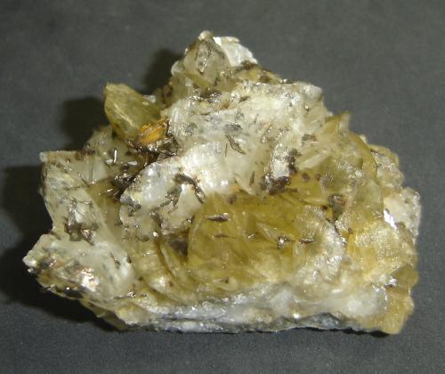 Siderita, Dolomita y Pirrotita<br />Morro Velho Mine, Nova Lima, Belo Horizonte, Minas Gerais, Brazil<br />8 x 8,4 x 4 cm<br /> (Autor: Anisio Claudio)