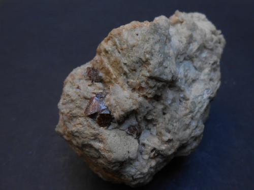 Zircón<br />Lovozero Massif, Kola Peninsula, Murmanskaja Oblast, Northern Region, Russia<br />5,5 x 4 x 4 cm<br /> (Autor: Antonio Alcaide)