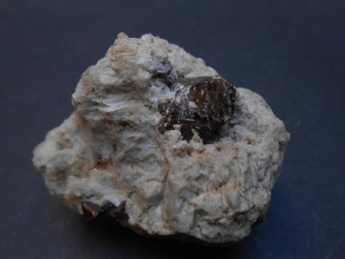 Zircón<br />Lovozero Massif, Kola Peninsula, Murmanskaja Oblast, Northern Region, Russia<br />5,5 x 4 x 4 cm<br /> (Autor: Antonio Alcaide)