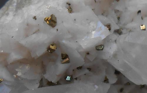 Calcita y Pirita<br />Cala Mines, Cala, Comarca Sierra de Huelva, Huelva, Andalusia, Spain<br />6 x 4 x 3 cm<br /> (Autor: Antonio Alcaide)