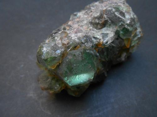 Fluorita<br />Mina Okorusu, Distrito Otjiwarongo, Región Otjozondjupa, Namibia<br />7,5 x 3,5 x 5 cm<br /> (Autor: Antonio Alcaide)