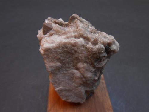 Dolomita (variedad teruelita)<br />Fonelas, Comarca Guadix, Granada, Andalusia, Spain<br />6 x 3 x 2 cm<br /> (Autor: Antonio Alcaide)