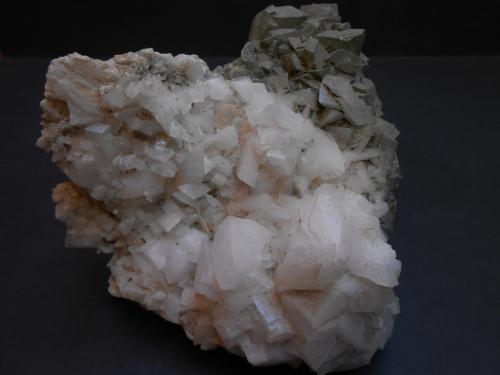 Ortoclasa (variedad adularia) y Clorita (Grupo)<br />Skardu District, Gilgit-Baltistan (Northern Areas), Pakistan<br />15 x 13,5 x 6 cm<br /> (Autor: Antonio Alcaide)