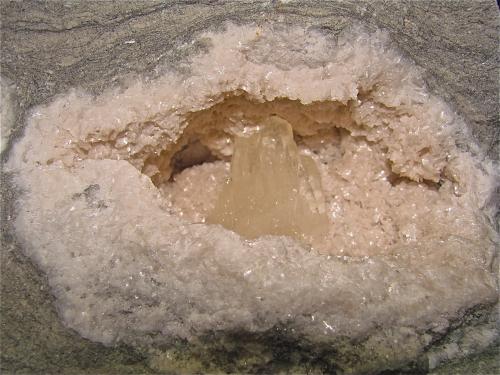 Calcite on Dolomite<br />Zona de construcción de embalses, Condado Monroe, Indiana, USA<br />geode cavity 9 x 5 cm, the calcite is 3.5 cm<br /> (Author: Bob Harman)