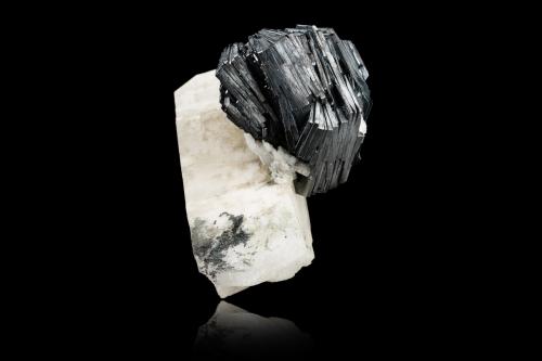 Hematite on Orthoclase<br />Fibbia, Fontana, Macizo Central San Gotardo, Leventina, Ticino (Tessin), Suiza<br />11,0	x	8,5	x	7,5	cm<br /> (Author: MIM Museum)