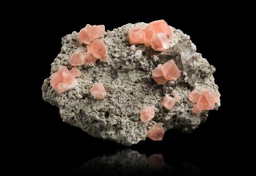 Fluorite with Quartz, Feldspar (variety adularia) and Apatite (Group)<br />Göscheneralp, Göschenen Valley, Göschenen, Reuss Valley, Uri, Switzerland<br />25,0	x	18,5	x	11,0	cm<br /> (Author: MIM Museum)