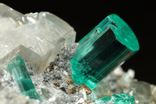 Beryl (variety emerald), Albite (variety cleavelandite), Dolomite, Pyrite<br />Chivor mining district, Manantial Mine, Municipio Chivor, Eastern Emerald Belt, Boyacá Department, Colombia<br />32mm across, main xl=9mm<br /> (Author: Fiebre Verde)