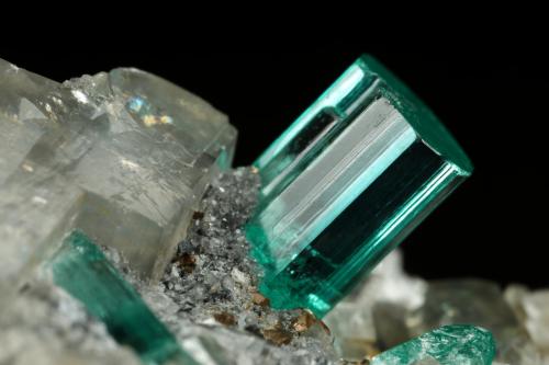 Beryl (variety emerald), Albite (variety cleavelandite), Dolomite, Pyrite<br />Chivor mining district, Manantial Mine, Municipio Chivor, Eastern Emerald Belt, Boyacá Department, Colombia<br />32mm across, main xl=9mm<br /> (Author: Fiebre Verde)