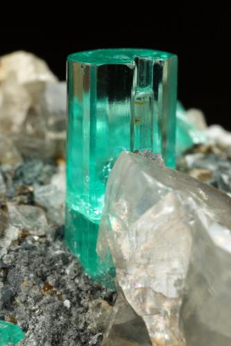 Beryl (variety emerald), Albite (variety cleavelandite), Dolomite, Pyrite<br />Chivor mining district, Manantial Mine, Municipio Chivor, Eastern Emerald Belt, Boyacá Department, Colombia<br />32mm across, main xl=9mm<br /> (Author: Fiebre Verde)