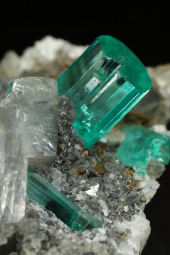 Beryl (variety emerald), Albite (variety cleavelandite), Dolomite, Pyrite<br />Chivor mining district, Manantial Mine, Municipio Chivor, Eastern Emerald Belt, Boyacá Department, Colombia<br />32mm across, main xl=9mm<br /> (Author: Fiebre Verde)