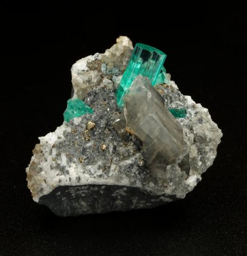 Beryl (variety emerald), Albite (variety cleavelandite), Dolomite, Pyrite<br />Chivor mining district, Manantial Mine, Municipio Chivor, Eastern Emerald Belt, Boyacá Department, Colombia<br />32mm across, main xl=9mm<br /> (Author: Fiebre Verde)