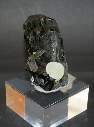 Epidote and Prehnite<br />Kayes Region, Mali<br />60mm x 40mm x 45mm<br /> (Author: Philippe Durand)