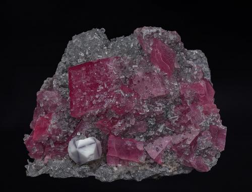 Rhodochrosite, Fluorapatite, Quartz<br />Mina Sweet Home, Monte Bross, Distrito Alma, Condado Park, Colorado, USA<br />6.5 x 4.9 cm<br /> (Author: am mizunaka)