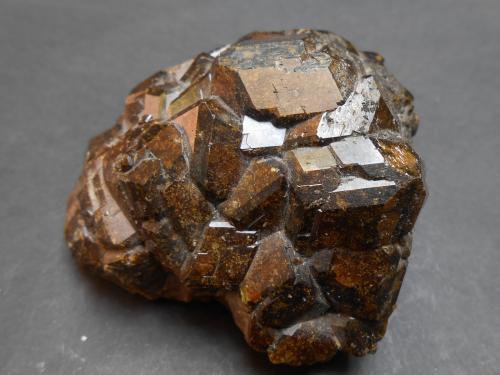 Andradita-Grossularia (Serie)<br />Rongguan Mine, East Ujimqin Banner (Dongwu Qi), Xilin Gol League (Xilinguole Prefecture), Inner Mongolia Autonomous Region, China<br />8 x 7,5 x 4 cm<br /> (Autor: Antonio Alcaide)