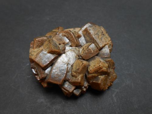 Vanadinita (variedad arsenical)<br />Mina Zelidja, Distrito minero Touissit-Bou Bekker, Provincia Jerada, Región Oriental, Marruecos<br />4,5 x 4,5 x 2 cm<br /> (Autor: Antonio Alcaide)