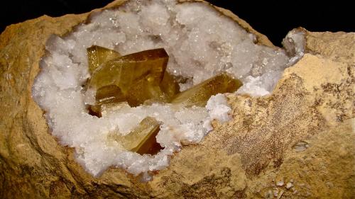 Barite on Quartz<br />Barranco Mission Valley, Condado Monroe, Indiana, USA<br />The specimen is 18 cm long<br /> (Author: Bob Harman)