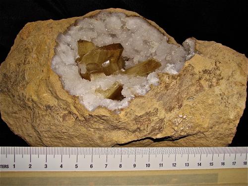 Barite on Quartz<br />Barranco Mission Valley, Condado Monroe, Indiana, USA<br />The specimen is 18 cm long<br /> (Author: Bob Harman)