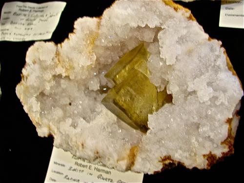 Barite on Quartz<br />Barranco Mission Valley, Condado Monroe, Indiana, USA<br />4.5 cm x 3.3 cm x 1.0 cm thick<br /> (Author: Bob Harman)