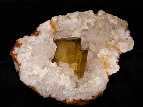 Barite on Quartz<br />Barranco Mission Valley, Condado Monroe, Indiana, USA<br />barite is 4.5 cm x 3.3 cm x 1.0 cm thick<br /> (Author: Bob Harman)