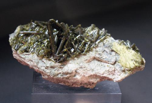 Epidote<br />Cime du Cornillon (Cornillon), Le Bourg d'Oisans, Isère, Auvergne-Rhône-Alpes, France<br />80mm x 45mm x 25mm<br /> (Author: Philippe Durand)