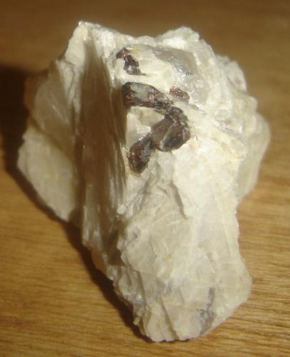 Tantalita-(Mn) en Albita<br />Quixabá pegmatite, Quixabá, Paraíba, Northeast Region, Brazil<br />8 x 4 x 3,7 cm<br /> (Autor: Anisio Claudio)